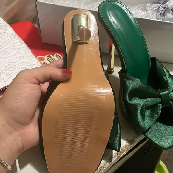 Green satin pumps - Picture 3 of 3